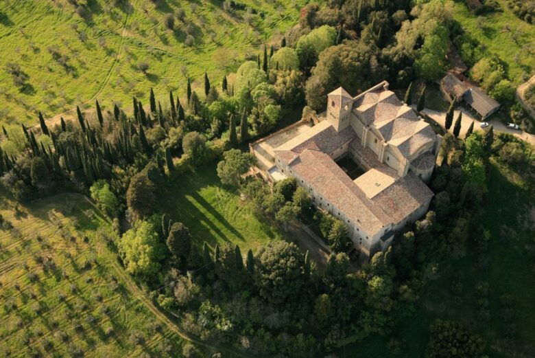 l suggestivo chiostro in pietra e l'architettura medievale dell'Abbazia di Montelabate immersa nella natura
