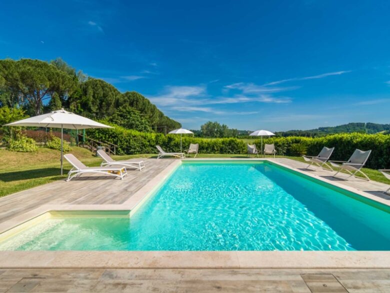 Piscina dell’Agriturismo Ai Prati Perugia circondata dal silenzio della campagna umbra