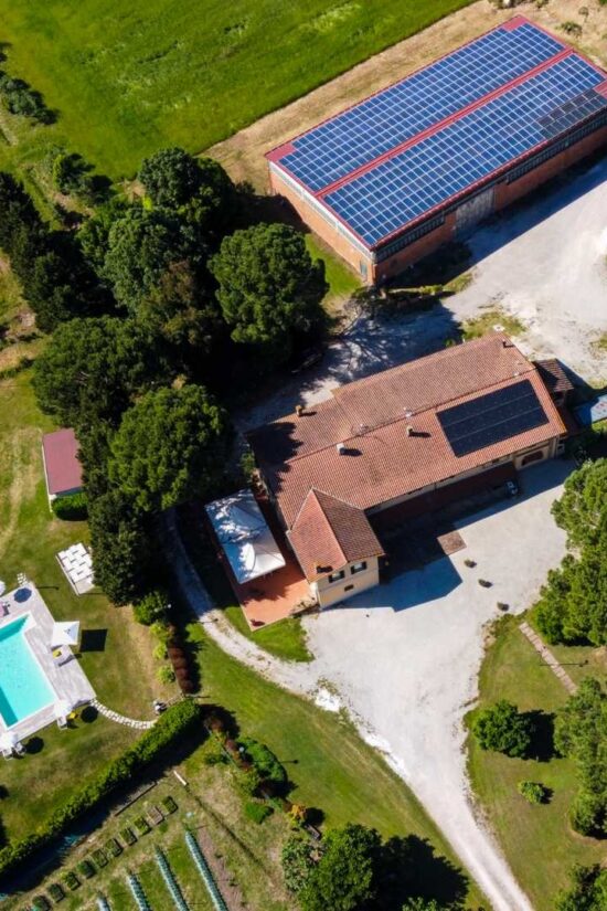 Stazione di ricarica per auto elettriche in agriturismo, comoda e sostenibile per gli ospiti
