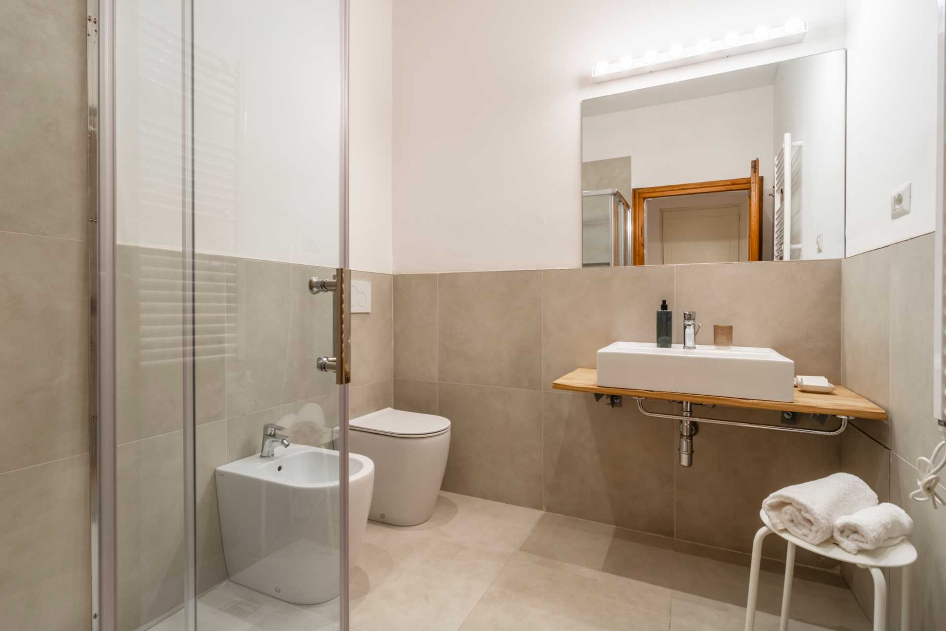 La camera tripla dell'agriturismo Ai Prati Perugia è dotata di un ampio bagno privato