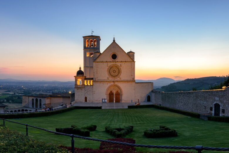 La monumentale Basilica di San Francesco ad Assisi illuminata dal sole sui colli umbri