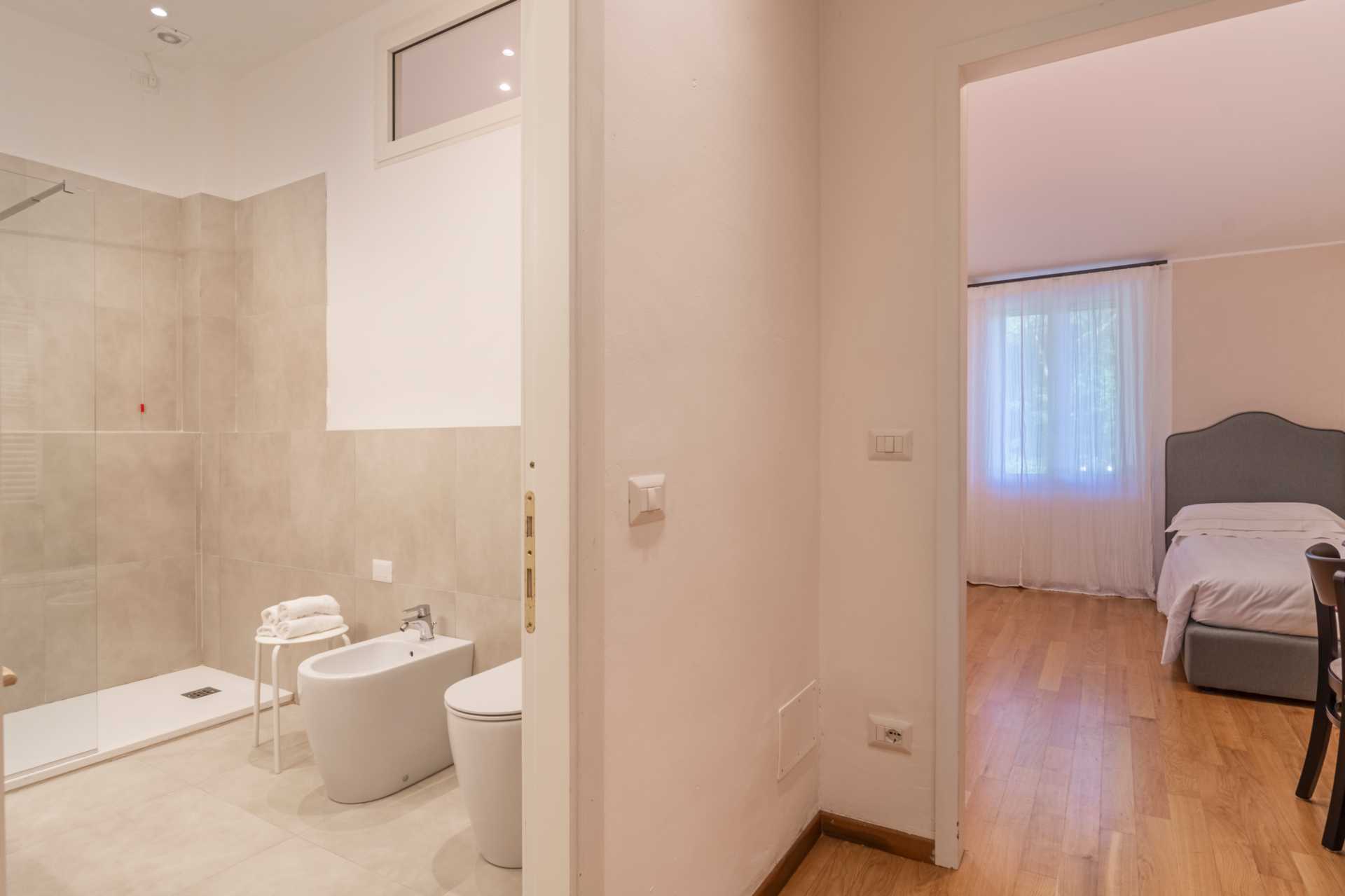 Ampio bagno privato moderno della camera quadrupla family confort dell'Agriturismo Ai Prati Perugia