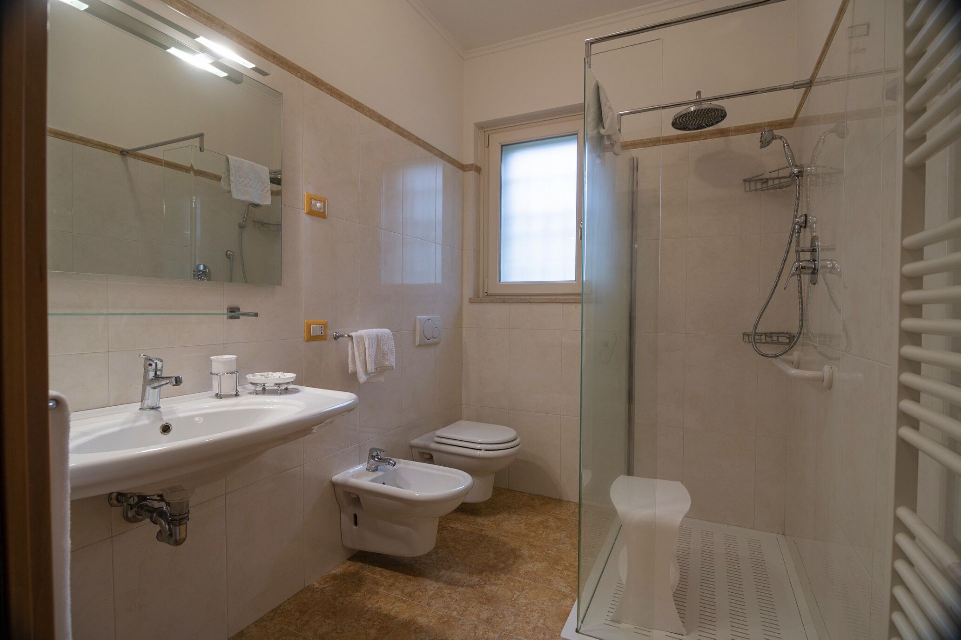 L'appartamento dell'Agriturismo Ai Prati Perugia dispone di un bagno moderno, dotato di box doccia e di tutti i comfort
