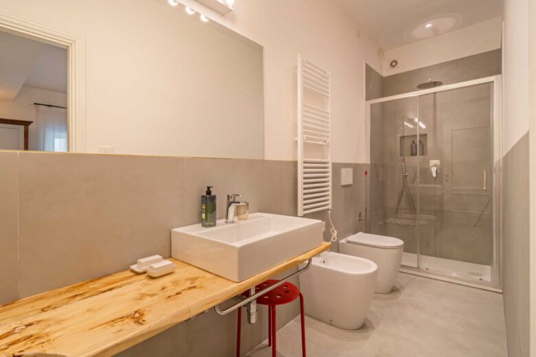 Lo spazioso bagno dell'agriturismo Ai Prati Perugia con il suo set di cortesia