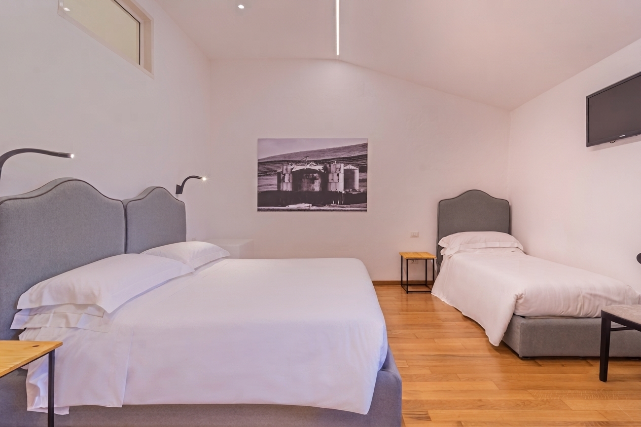 Ampia camera per 4 persone presso l'Agriturismo Ai Prati Perugia nel verde della campagna umbra