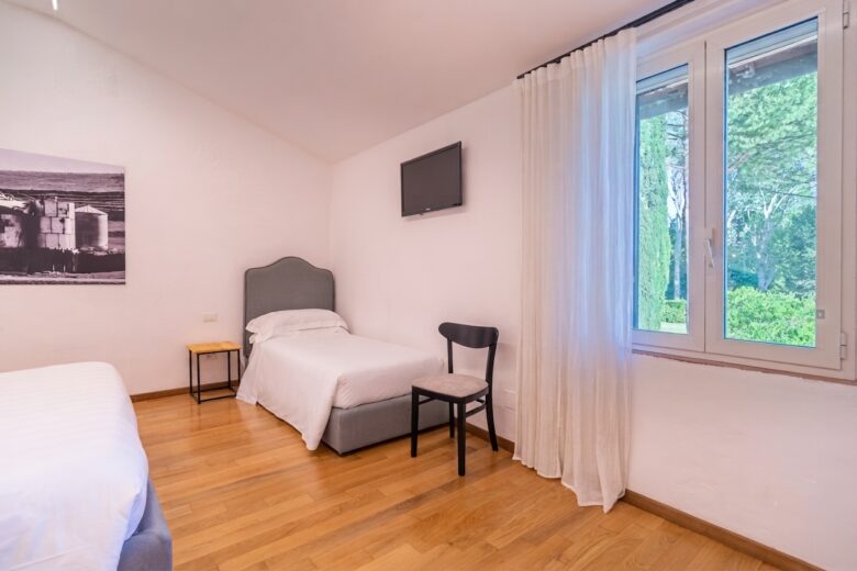 Luminosa e accogliente camera quadrupla a misura di famiglie e gruppi di amici presso l'agriturismo Ai Prati a Perugia