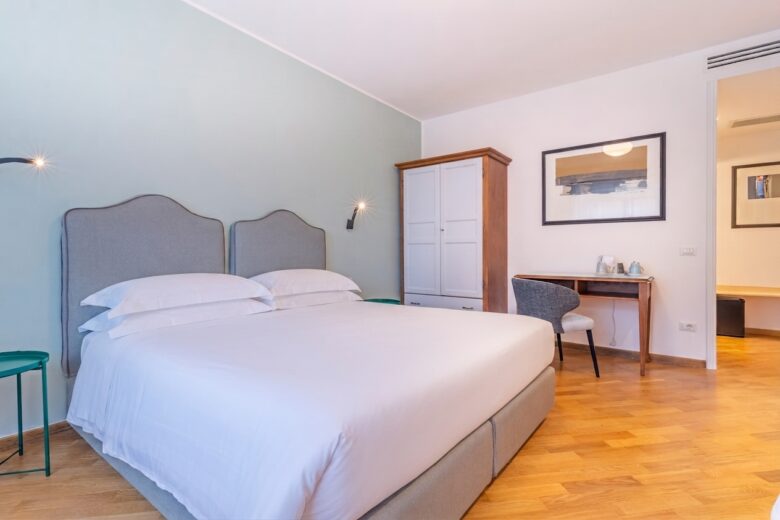 Ambiente luminoso e rilassante della camera tripla Standard dell'agriturismo Ai Prati Perugia per famiglie o piccoli gruppi