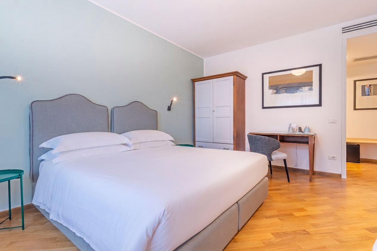 Ambiente luminoso e rilassante della camera tripla Standard dell'agriturismo Ai Prati Perugia per famiglie o piccoli gruppi