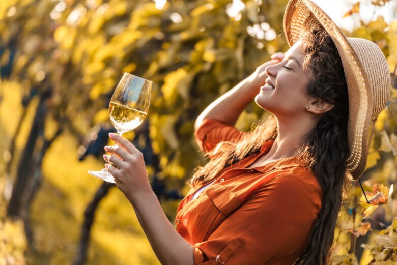 Calici di vino biologico durante una degustazione nella Cantina Tili Vini ad Assisi