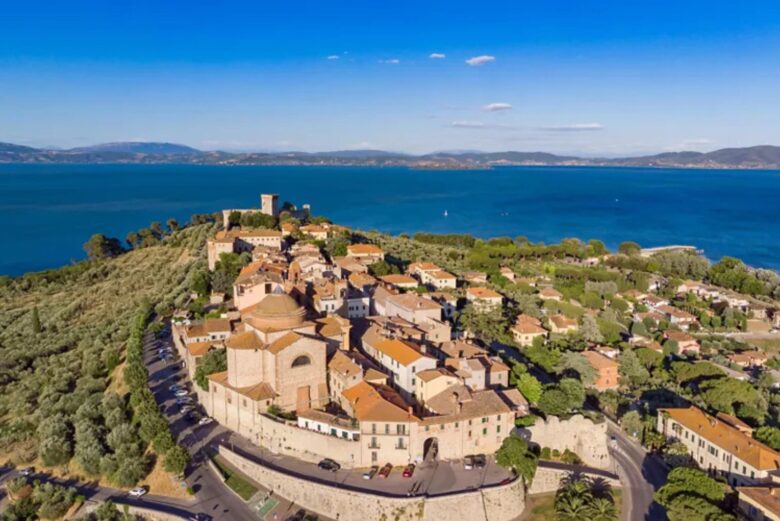 La maestosa rocca e il borgo medievale di Castiglione del Lago a picco sul Lago Trasimeno