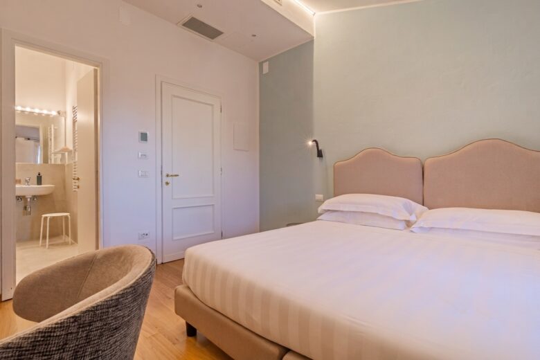 Elegante letto matrimoniale di una camera standard dell'agriturismo Ai Prati Perugia
