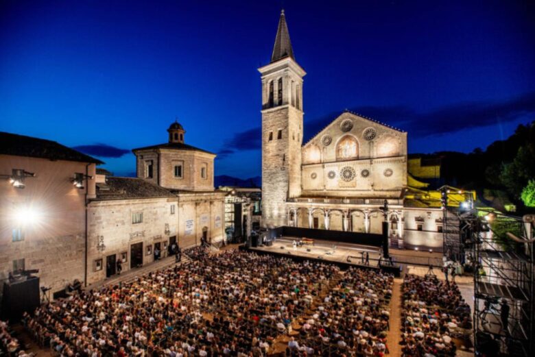 Spettacolo teatrale e concerto di musica classica sul palco all'aperto di fronte al Duomo di Spoleto