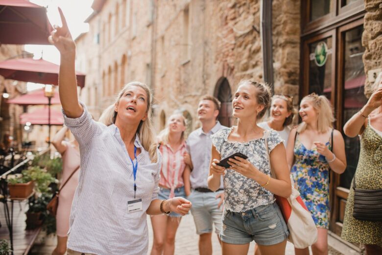 Gruppo di visitatori durante un tour culturale guidato tra i vicoli e i monumenti storici di Perugia
