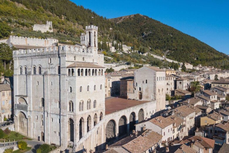 La monumentale facciata del Palazzo dei Consoli che domina Piazza Grande nel centro storico di Gubbio
