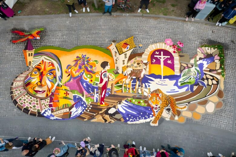 Splendido tappeto floreale artistico steso lungo le strade del borgo durante l'Infiorata di Spello in Umbria
