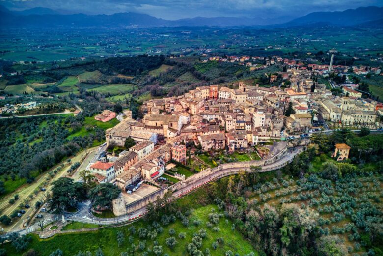 Scorcio del borgo medievale di Montefalco con vista panoramica sulle colline coltivate a vigneto