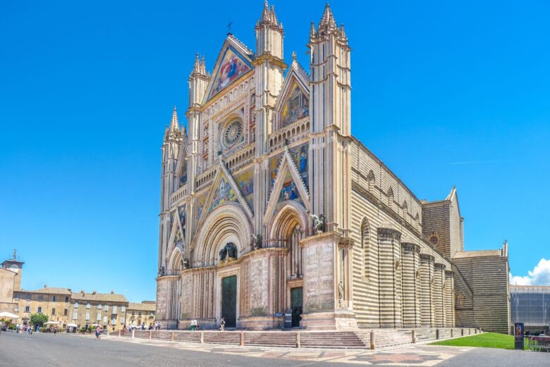 La straordinaria e colorata facciata gotica del Duomo di Orvieto