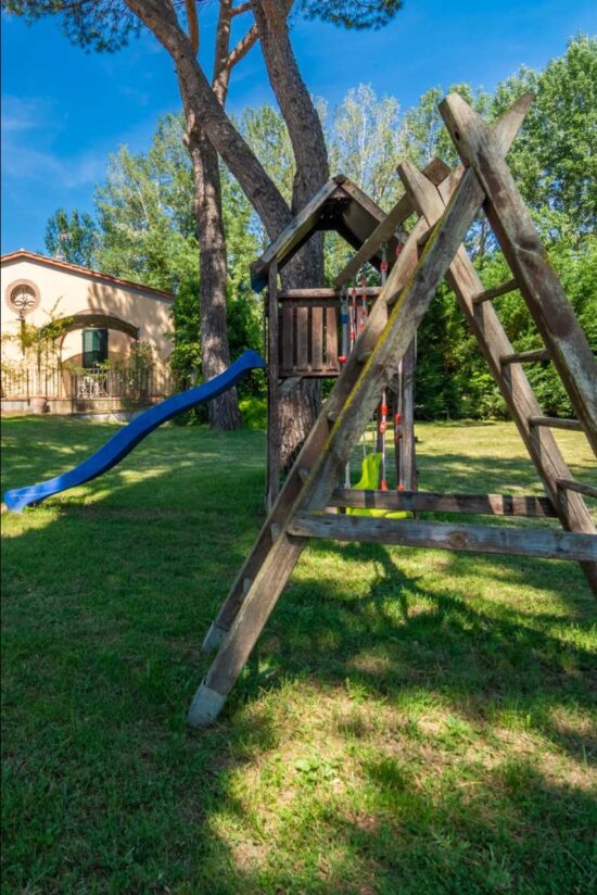 Attività all’aperto per famiglie in agriturismo, giochi e natura per il divertimento dei bambini