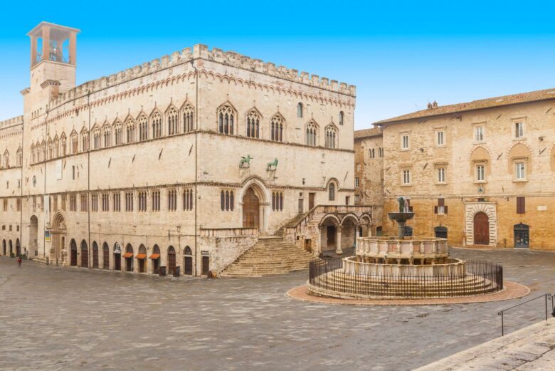 Scorcio monumentale di Piazza IV Novembre con la Fontana Maggiore e il Palazzo dei Priori nel cuore di Perugia