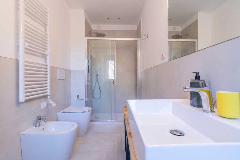 Bagno privato della camera matrimoniale Standard con doccia e servizi Agriturismo Ai Prati Perugia