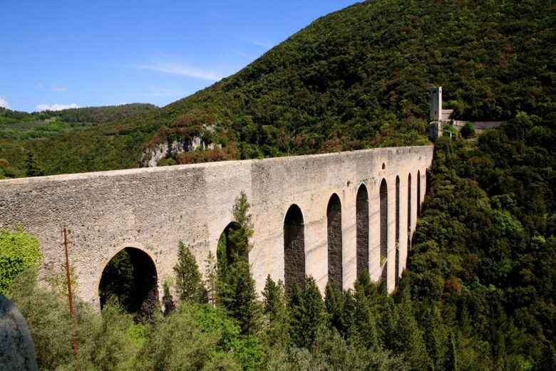 Vista panoramica della Rocca Albornoziana e del Ponte delle Torri nel centro storico di Spoleto