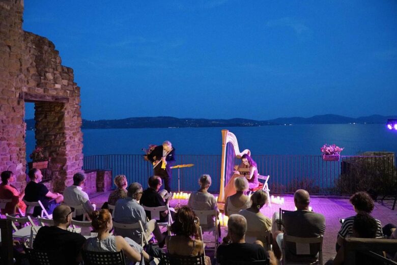 Concerto di musica blues dal vivo all'aperto in riva al Lago Trasimeno al chiaro di luna