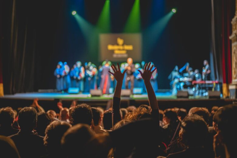 Artisti jazz che cantano e suonano dal vivo a Orvieto durante il festival invernale